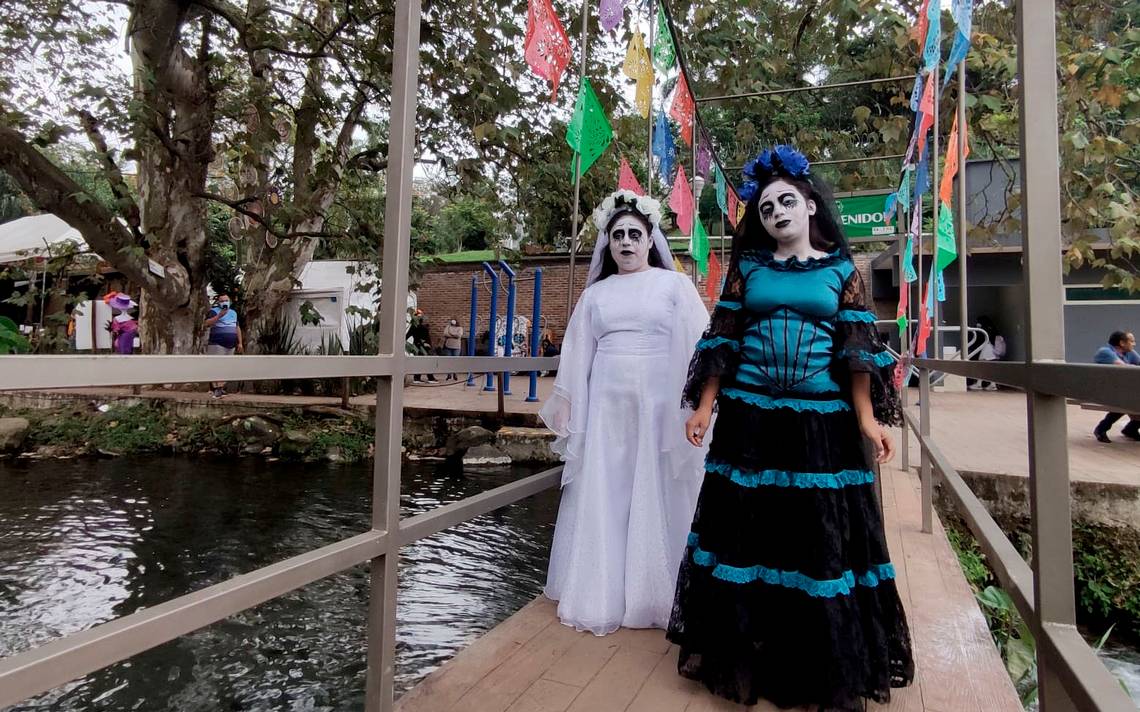 Ixtaczoquitlán vive las tradiciones mexicanas por el día de muertos pobladores recrean leyendas